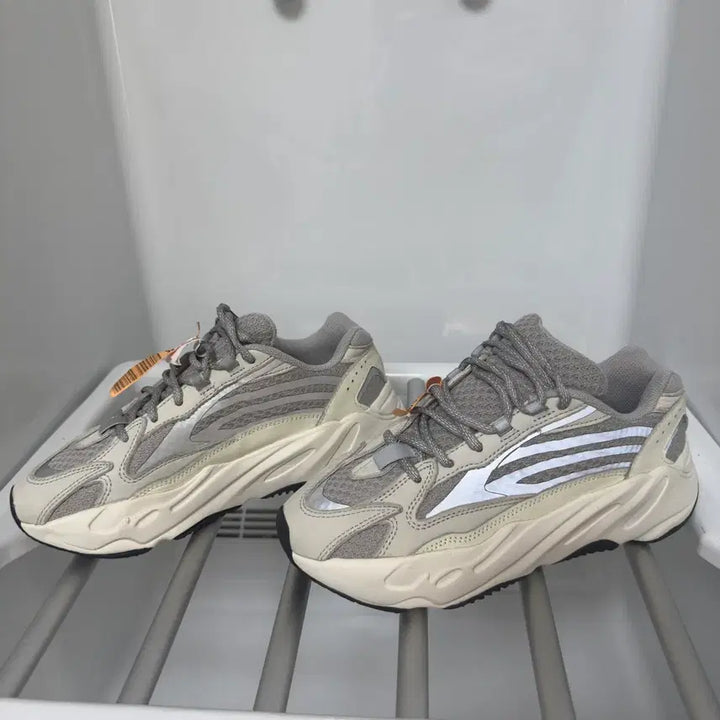 [BUNJANG] Adidas Yeezy Boost 700 V2 Static Sneakers / 이지부스트 700 V2 스태틱 240