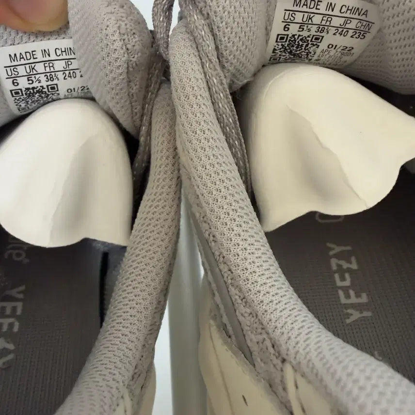 [BUNJANG] Adidas Yeezy Boost 700 V2 Static Sneakers / 이지부스트 700 V2 스태틱 240