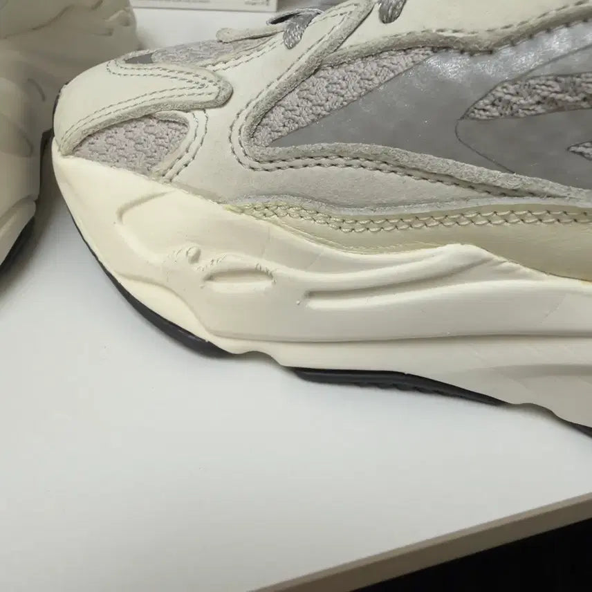 [BUNJANG] Adidas Yeezy Boost 700 V2 Static Sneakers / 이지부스트 700 V2 스태틱 240