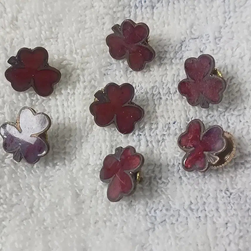 [BUNJANG] Vintage Clover Brooch Pin Collection (14 Pieces) / 빈티지 수집품 세잎 클로버 브로치 뱃지 14P모음 (빨강/초록)