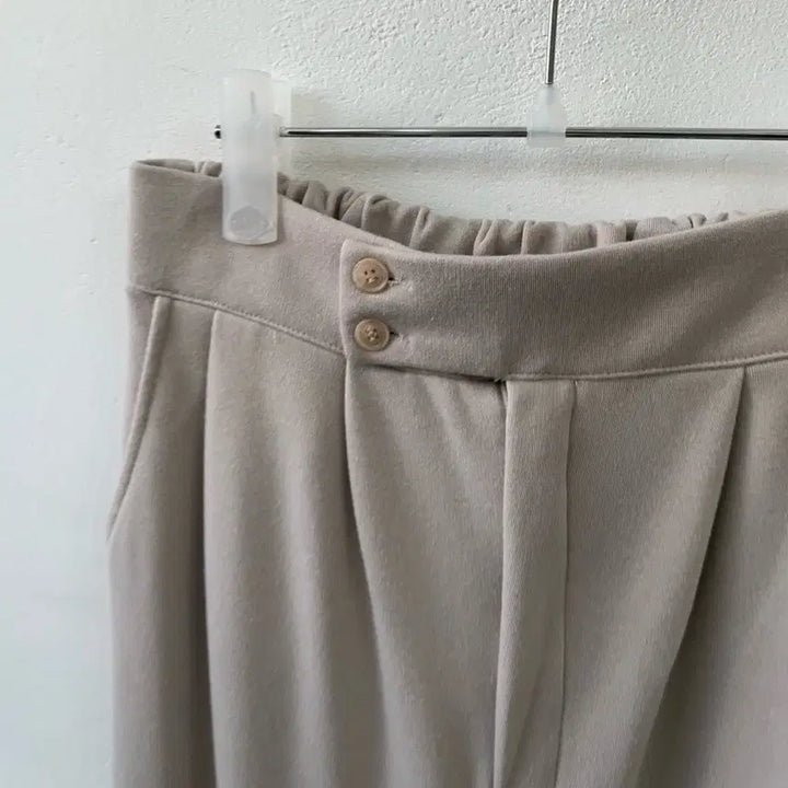 [BUNJANG] Unbalanced Beige Wide Slacks Pants / 세일 새상품 밴딩 언발 베이지 와이드 쭈리 슬랙스팬츠