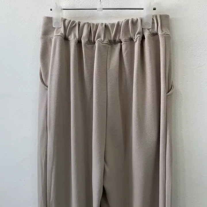 [BUNJANG] Unbalanced Beige Wide Slacks Pants / 세일 새상품 밴딩 언발 베이지 와이드 쭈리 슬랙스팬츠