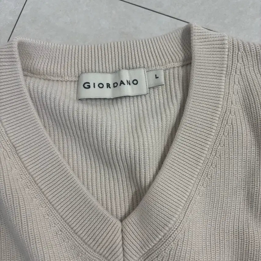[BUNJANG] Giordano V-Neck Knit Vest - Size L / 지오다노 브이넥 베스트ㅡ사이즈L