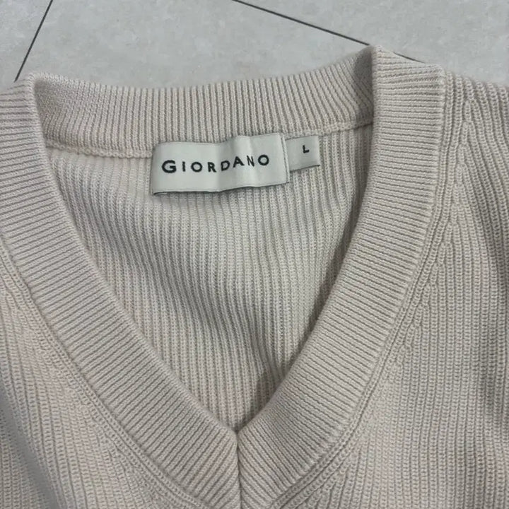 [BUNJANG] Giordano V-Neck Knit Vest - Size L / 지오다노 브이넥 베스트ㅡ사이즈L