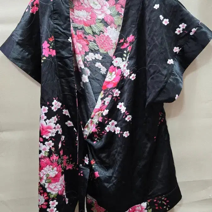 [SOLD OUT] 꽃무늬 블랙 반팔 로브 가운