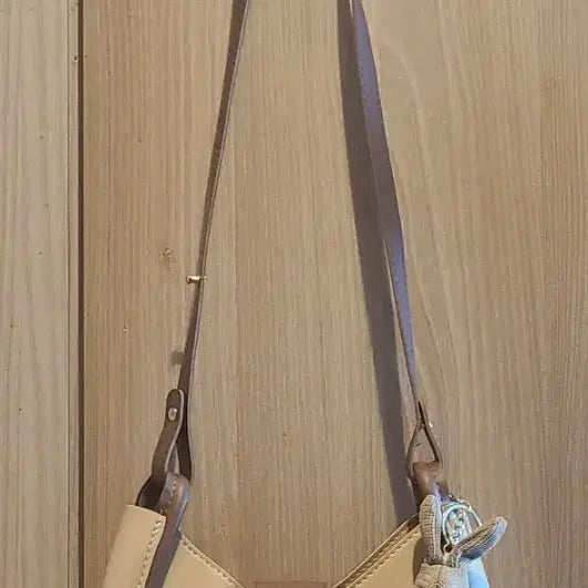 [BUNJANG] Rabbit Charm Crossbody &amp; Shoulder Bag (Beige) / (새상품) 예쁜 토끼키링 크로스&amp;숄더백(베이지/토끼키링포함)