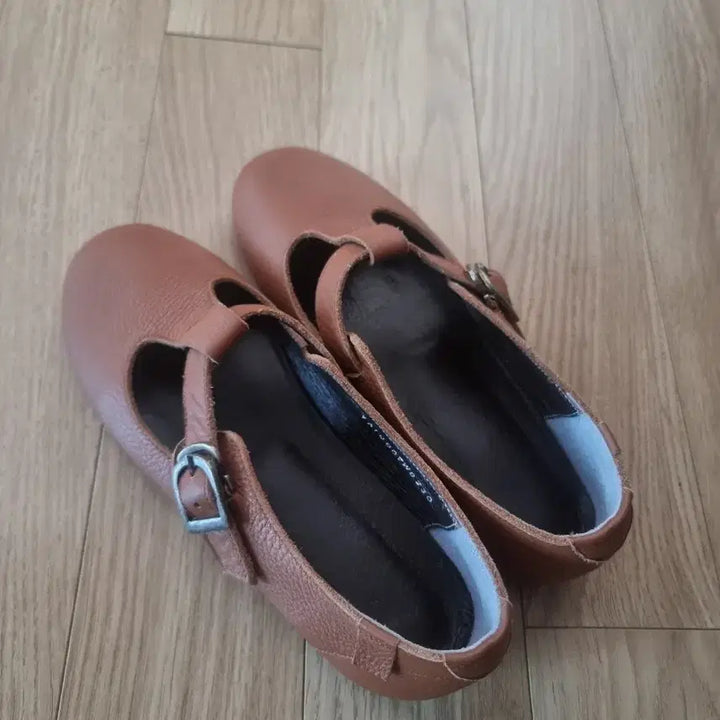 [BUNJANG] Masse Masse T-Strap Leather Flat Shoes / 마스에마스 T스트랩 가죽 플랫 슈즈