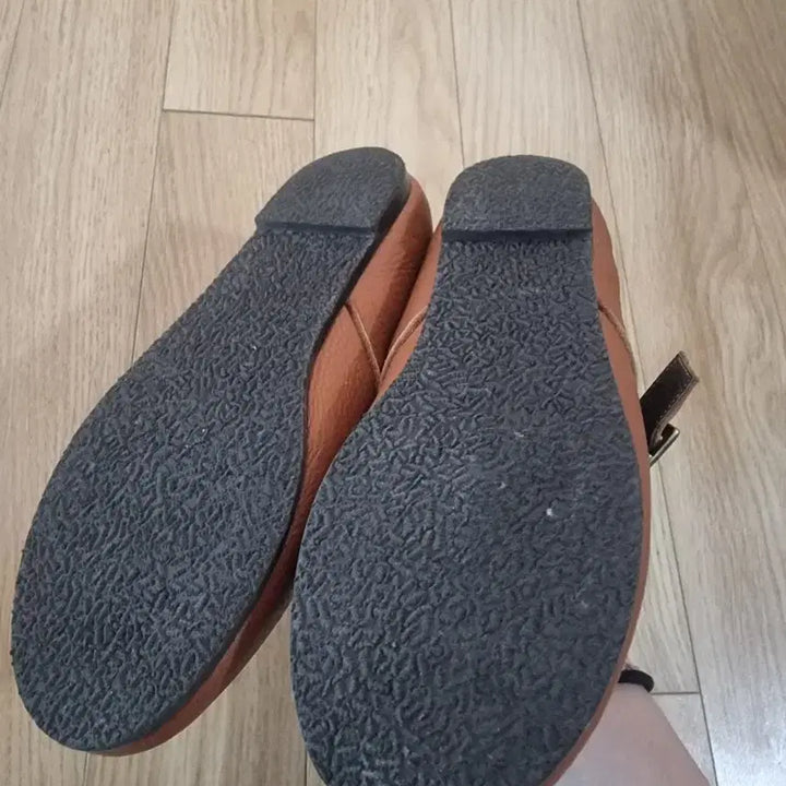 [BUNJANG] Masse Masse T-Strap Leather Flat Shoes / 마스에마스 T스트랩 가죽 플랫 슈즈