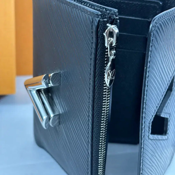 [BUNJANG] Louis Vuitton Twist Epi Wallet M63322 / (새상품급,감정서)루이비통 트위스트 에피 반지갑 월릿 M63322