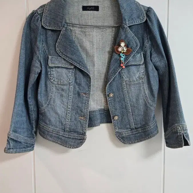 [BUNJANG] Viat Denim Jacket with Brooch / 비아트 데님 자켓 청자켓 브로치