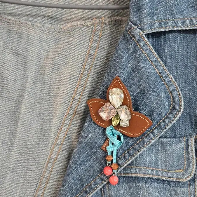 [BUNJANG] Viat Denim Jacket with Brooch / 비아트 데님 자켓 청자켓 브로치
