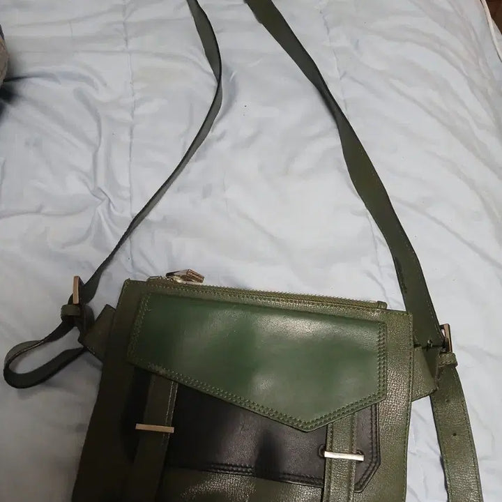 [BUNJANG] Mandarinaduck Genuine Leather Crossbody Bag / 만다리나덕 정품 가죽 크로스백