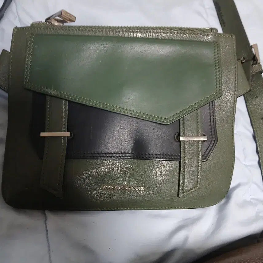 [BUNJANG] Mandarinaduck Genuine Leather Crossbody Bag / 만다리나덕 정품 가죽 크로스백