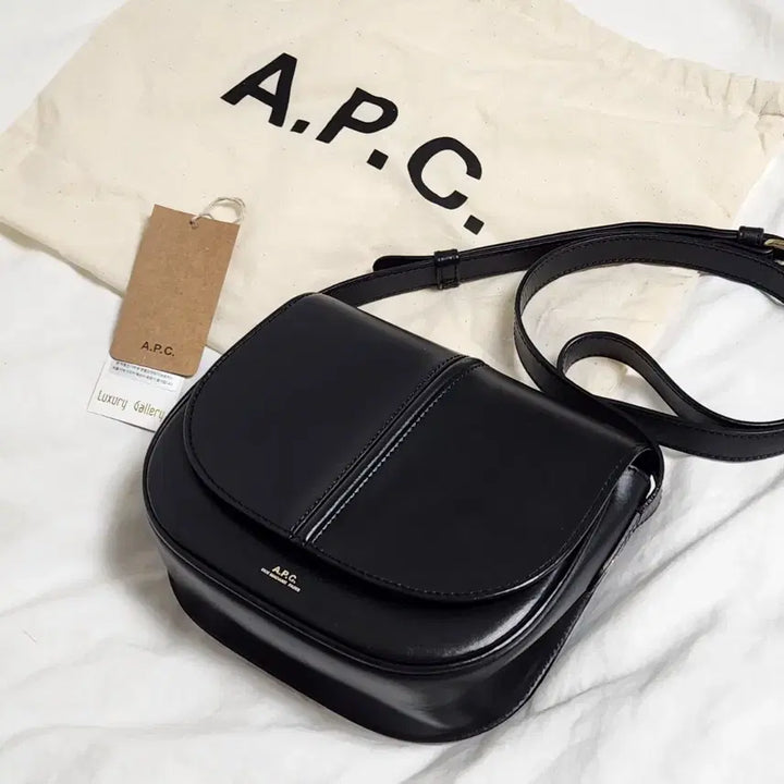 [BUNJANG] A.P.C. Betty Smooth Calfskin Leather Crossbody Bag / 아페쎄(A.P.C.) 베티 소가죽 크로스백