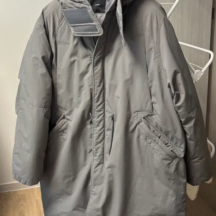 [SOLD OUT] 일꼬르소 볼륨 후드 롱 구스 다운 야상 점퍼 그레이 L사이즈