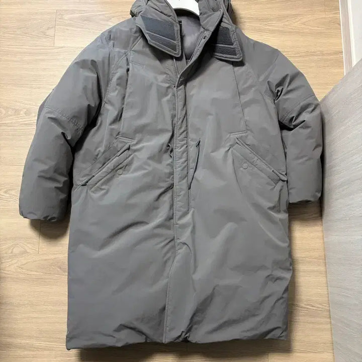 [SOLD OUT] 일꼬르소 볼륨 후드 롱 구스 다운 야상 점퍼 그레이 L사이즈