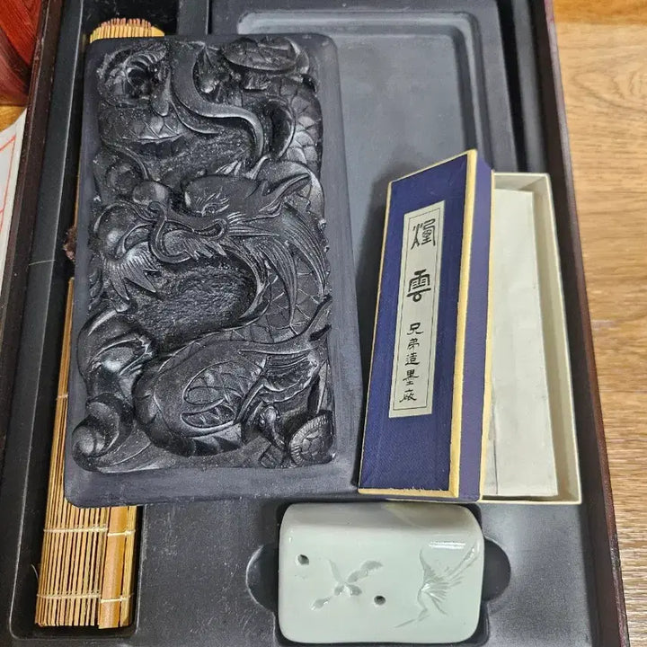[BUNJANG] Ilshin Gak Dragon Carved Inkstone Set / 새상품) 일신각 용조각 벼루세트 서예세트(벼루 연적 먹 붓통 붓 화선지)