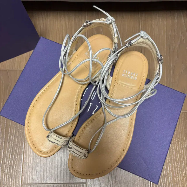 [BUNJANG] Stuart Weitzman Lace-Up Strap Flat Sandals (Giselle &amp; Karina Worn) / (지젤 번천 착용) 스튜어트 와이츠먼 레이스업 스트랩 플랫 샌들