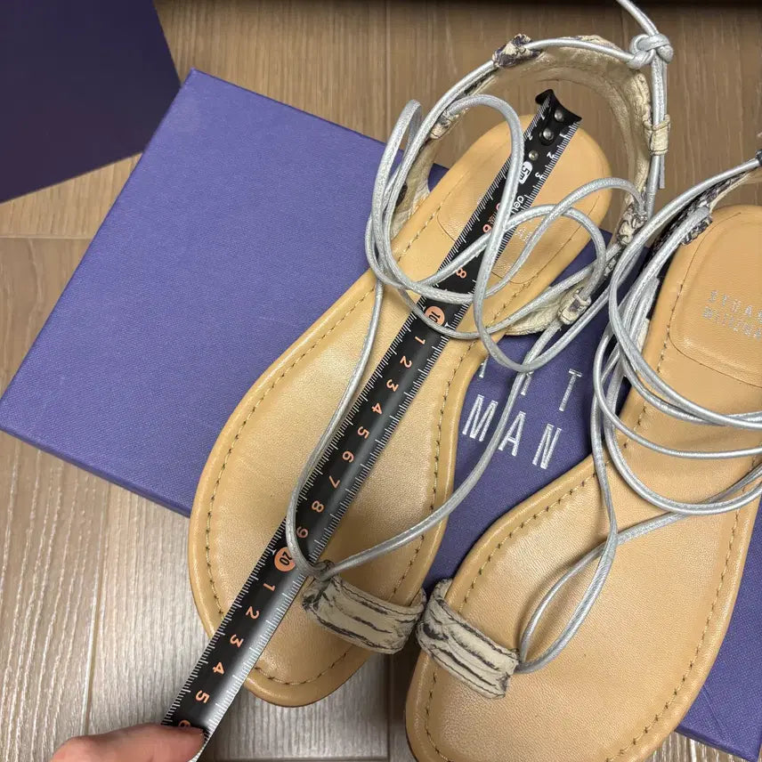 [BUNJANG] Stuart Weitzman Lace-Up Strap Flat Sandals (Giselle &amp; Karina Worn) / (지젤 번천 착용) 스튜어트 와이츠먼 레이스업 스트랩 플랫 샌들