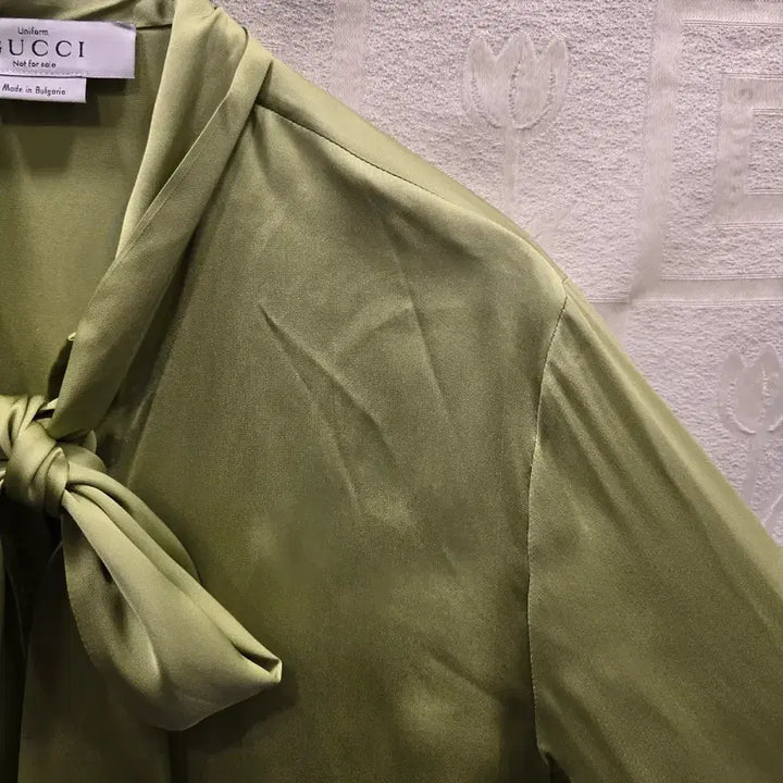 [BUNJANG] Gucci Uniform Ribbon Blouse Olive Green Silk / 새상품) 구찌 GUCCI 유니폼 리본 블라우스 올리브 그린 실크 36(S