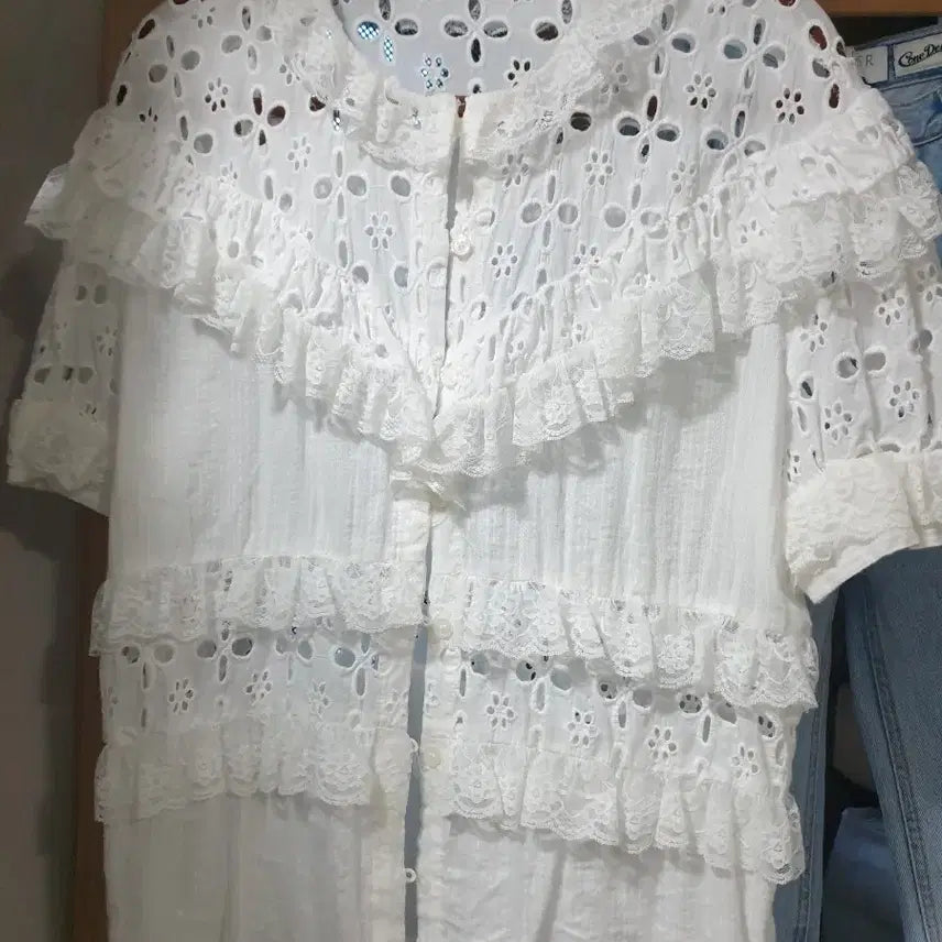 [BUNJANG] Helder Punching Blouse (Ivory) / 헬더 펀칭 블라우스  (아이보리)