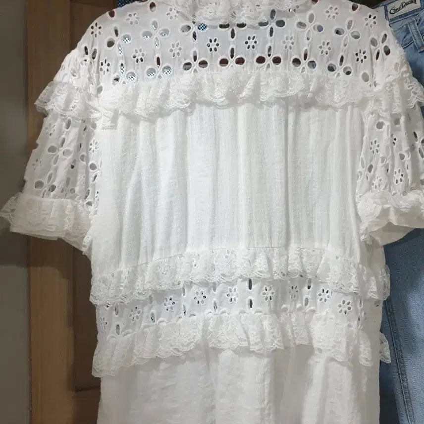 [BUNJANG] Helder Punching Blouse (Ivory) / 헬더 펀칭 블라우스  (아이보리)