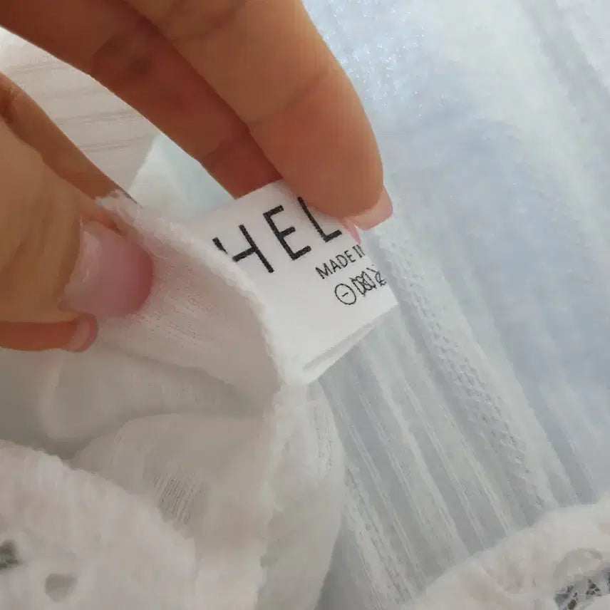 [BUNJANG] Helder Punching Blouse (Ivory) / 헬더 펀칭 블라우스  (아이보리)