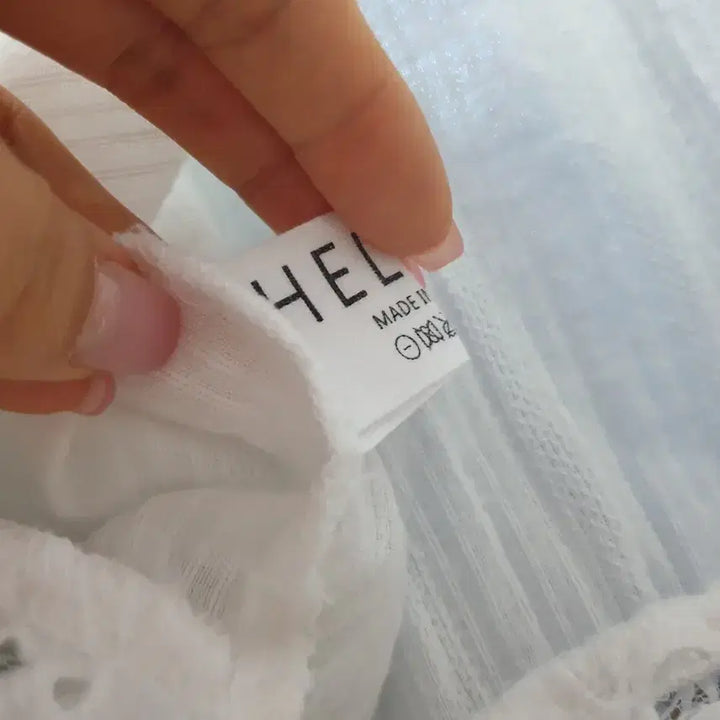[BUNJANG] Helder Punching Blouse (Ivory) / 헬더 펀칭 블라우스  (아이보리)