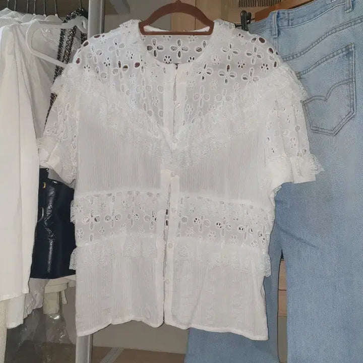 [BUNJANG] Helder Punching Blouse (Ivory) / 헬더 펀칭 블라우스  (아이보리)