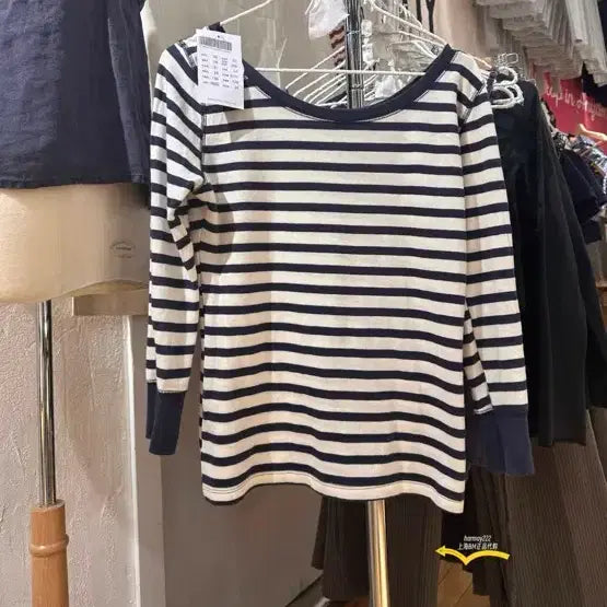 [BUNJANG] Brandy Melville Striped 7/10 Sleeve T-shirt / 브랜디멜빌 7부 티 스트라이프