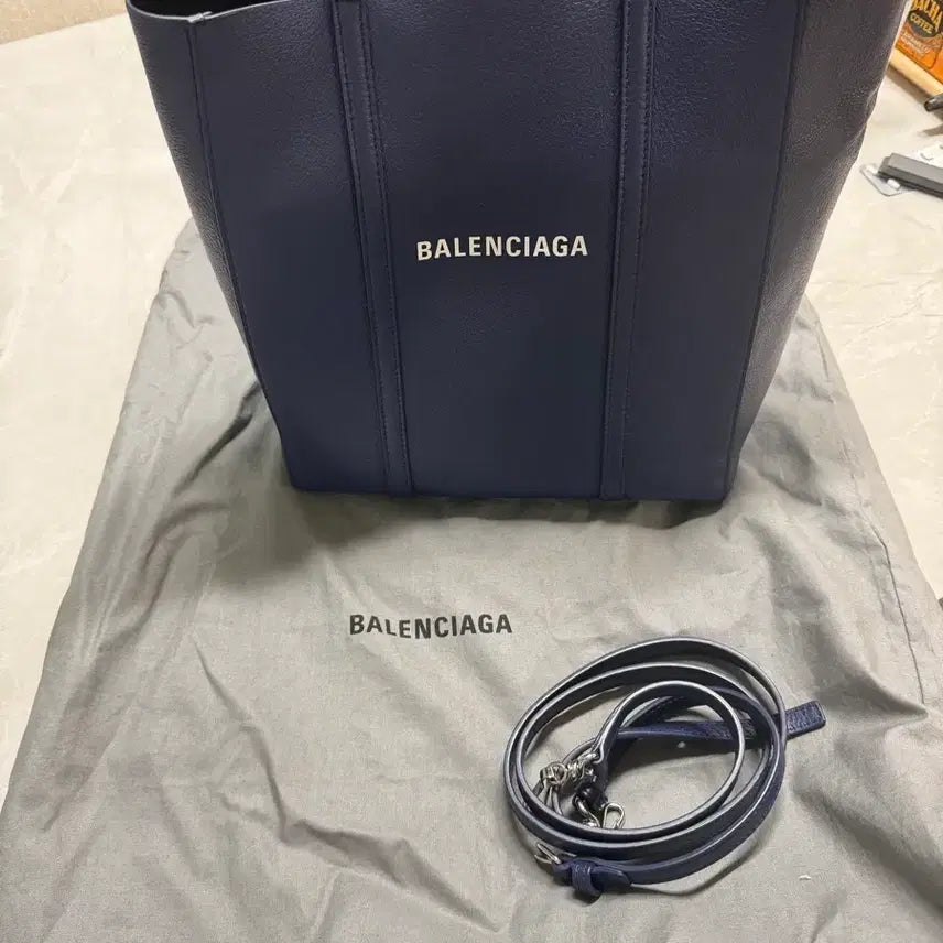 [BUNJANG] Balenciaga Everyday XS Navy Shoulder Bag / 발렌시아가 에브리데이xs 네이비