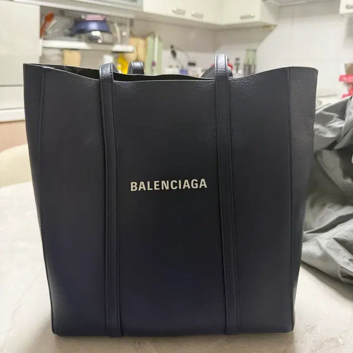 [BUNJANG] Balenciaga Everyday XS Navy Shoulder Bag / 발렌시아가 에브리데이xs 네이비