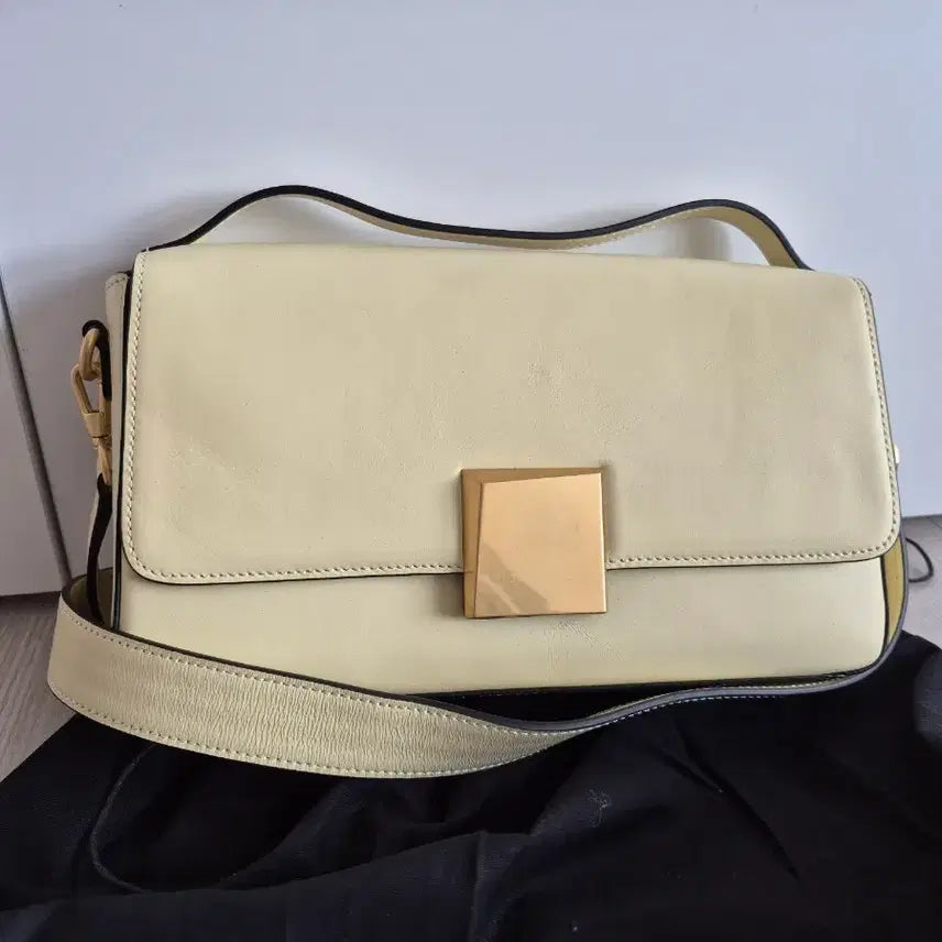 [BUNJANG] LOUGE &amp; LOUNGE Gold Embellished Shoulder Bag / 루즈앤라운지 연노랑 레더 금장 장식 숄더백