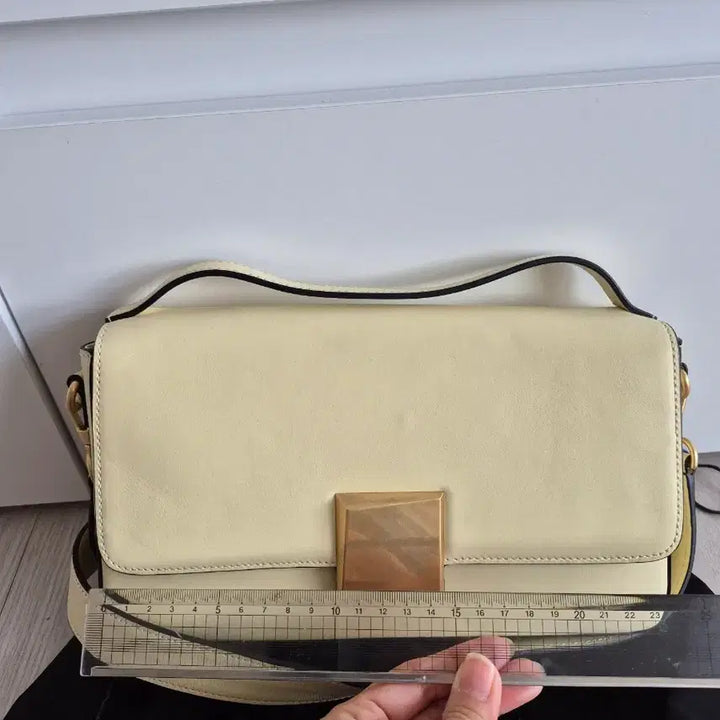 [BUNJANG] LOUGE &amp; LOUNGE Gold Embellished Shoulder Bag / 루즈앤라운지 연노랑 레더 금장 장식 숄더백