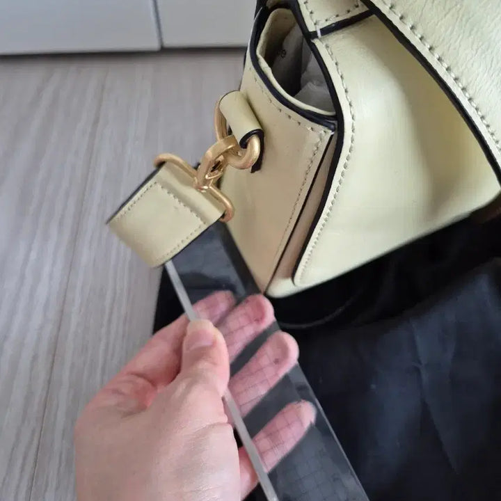 [BUNJANG] LOUGE &amp; LOUNGE Gold Embellished Shoulder Bag / 루즈앤라운지 연노랑 레더 금장 장식 숄더백