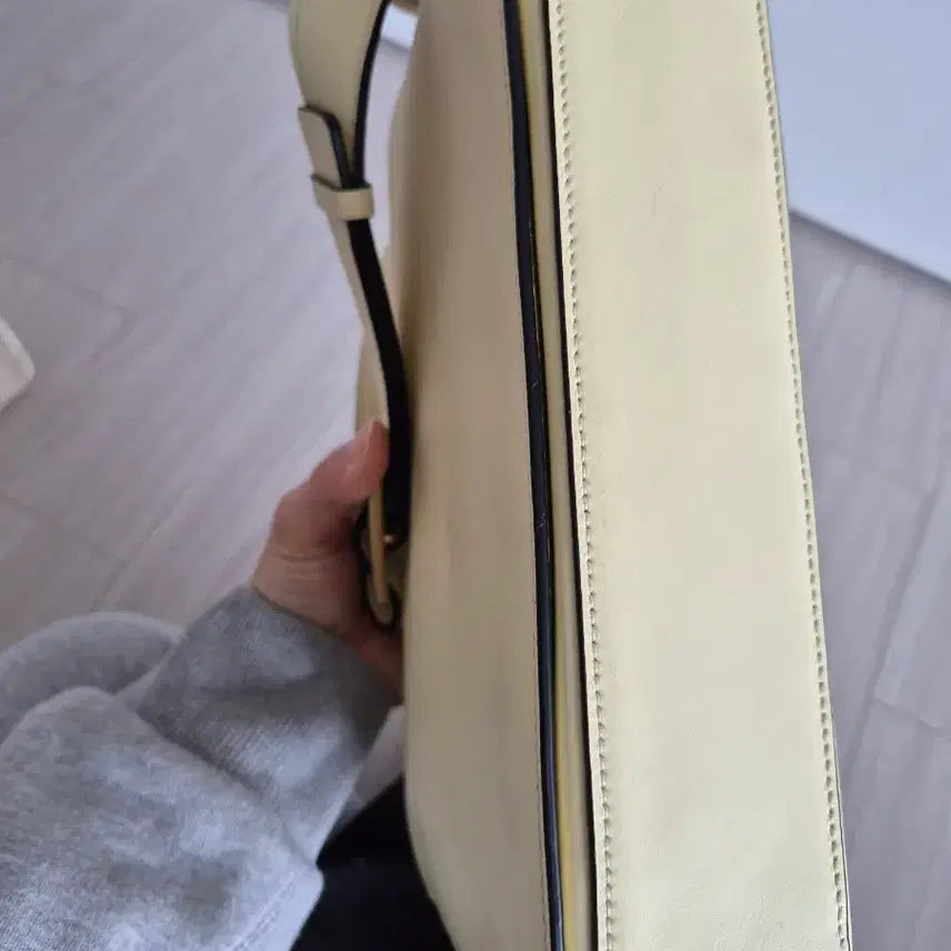 [BUNJANG] LOUGE &amp; LOUNGE Gold Embellished Shoulder Bag / 루즈앤라운지 연노랑 레더 금장 장식 숄더백