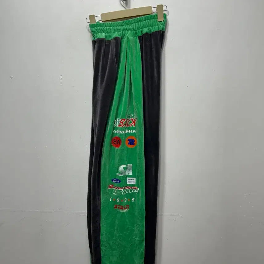 [BUNJANG] Green Velvet Wide Training Pants / 벨벳 그린 배색 와이드 트레이닝 팬츠