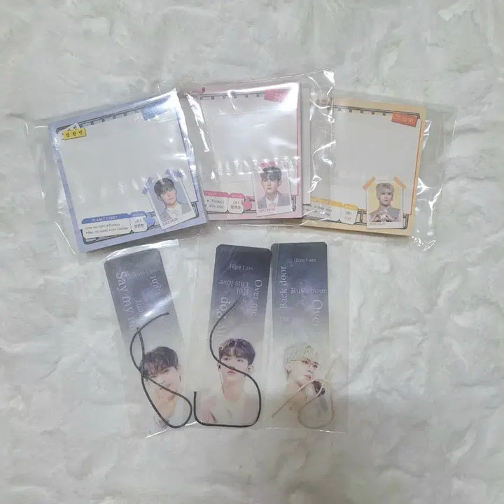 [BUNJANG] ZEROBASEONE Sung Hanbin Zhang Hao Ricky Memo Pad Bookmark Goods Bundle Set / 제로베이스원 통판 제베원 성한빈 장하오 리키 메모지 책갈피 굿즈 비공굿