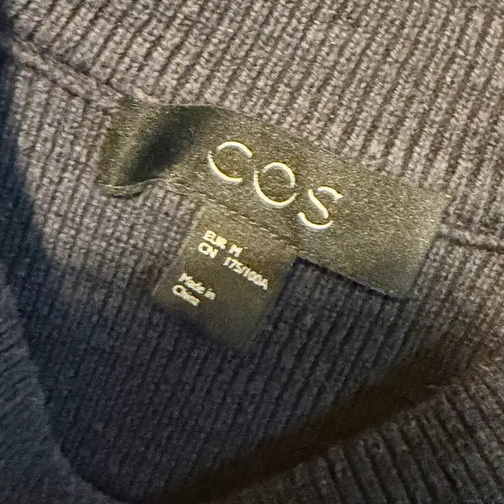 [BUNJANG] COS Navy Shoulder Button Knit Sweater / COS 코스 네이비 숄터 버튼 니트 스웨터