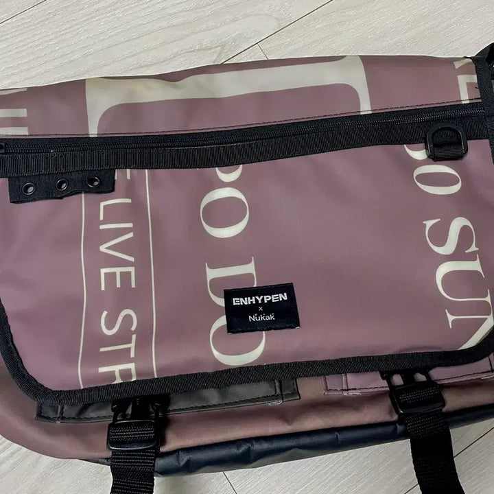 [BUNJANG] Nukak ENHYPEN Messenger Bag / 누깍 엔하이픈 메신저백