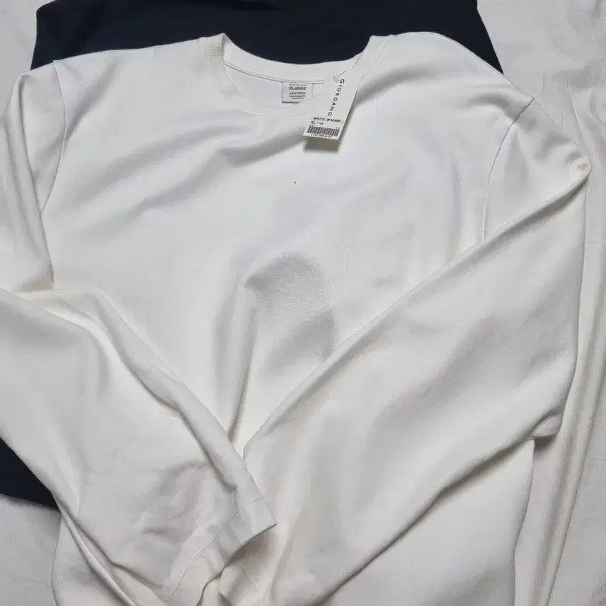 [BUNJANG] Giordano Round T-Shirt (Black &amp; White) XL - Bundle Set / 지오다노 라운드 티셔츠 새상품 블랙화이트 XL 2장