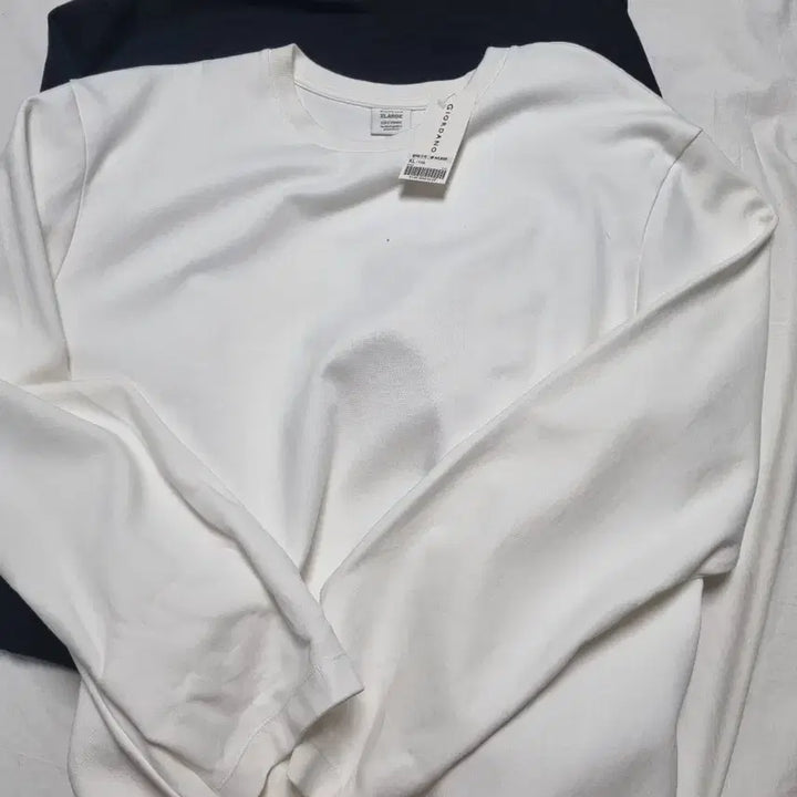 [BUNJANG] Giordano Round T-Shirt (Black &amp; White) XL - Bundle Set / 지오다노 라운드 티셔츠 새상품 블랙화이트 XL 2장