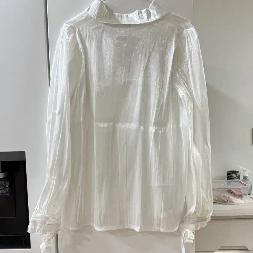 [BUNJANG] White Satin Blouse with Ribbon Detail / 5/26까지 화이트 새틴 블라우스