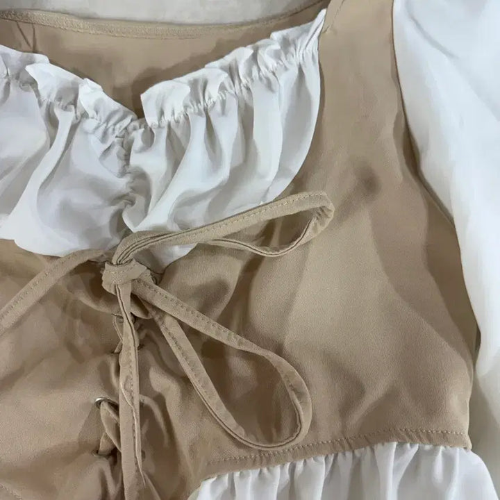 [BUNJANG] White &amp; Beige Shirring Crop Blouse with Frill Detail / 5/26까지 화이트 &amp; 베이지 크롭 블라우스