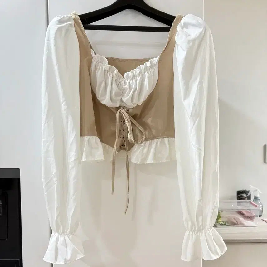 [BUNJANG] White &amp; Beige Shirring Crop Blouse with Frill Detail / 5/26까지 화이트 &amp; 베이지 크롭 블라우스