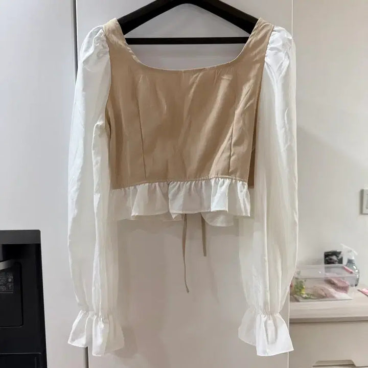 [BUNJANG] White &amp; Beige Shirring Crop Blouse with Frill Detail / 5/26까지 화이트 &amp; 베이지 크롭 블라우스