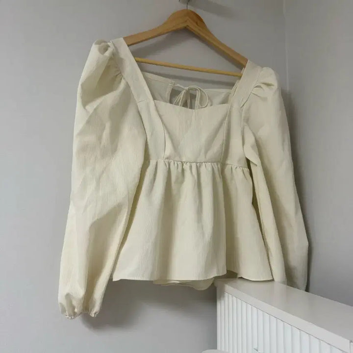 [BUNJANG] Ivory Back Ribbon Puff Sleeve Blouse / 아이보리 백리본 퍼프 끈 블라우스