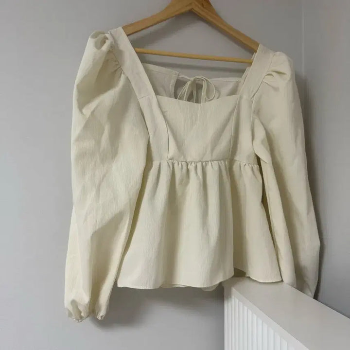 [BUNJANG] Ivory Back Ribbon Puff Sleeve Blouse / 아이보리 백리본 퍼프 끈 블라우스