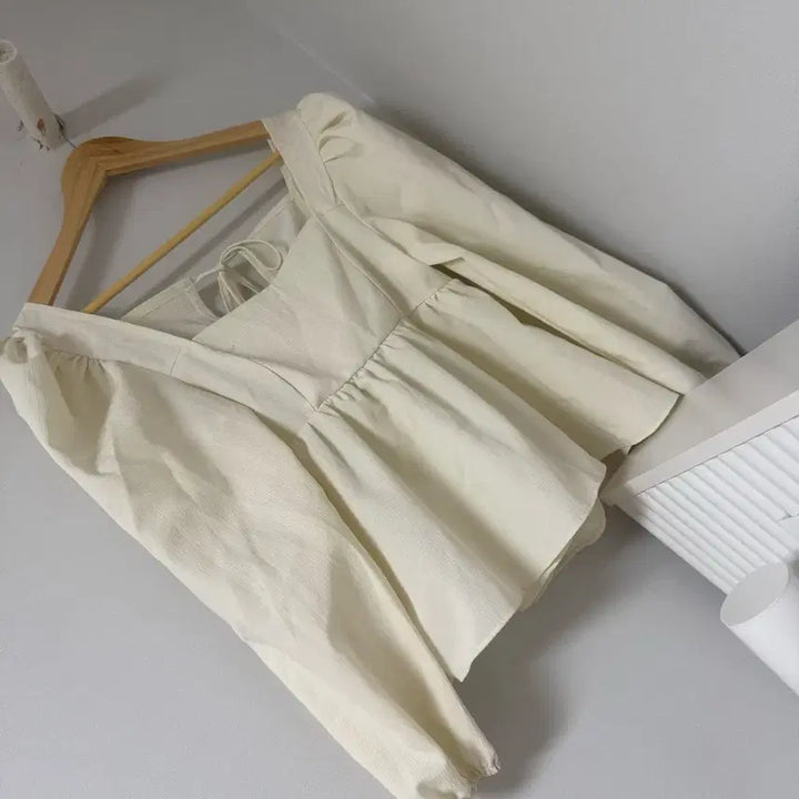 [BUNJANG] Ivory Back Ribbon Puff Sleeve Blouse / 아이보리 백리본 퍼프 끈 블라우스