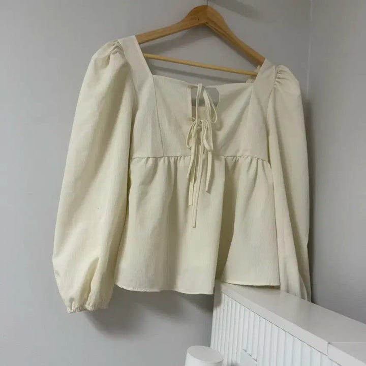 [BUNJANG] Ivory Back Ribbon Puff Sleeve Blouse / 아이보리 백리본 퍼프 끈 블라우스